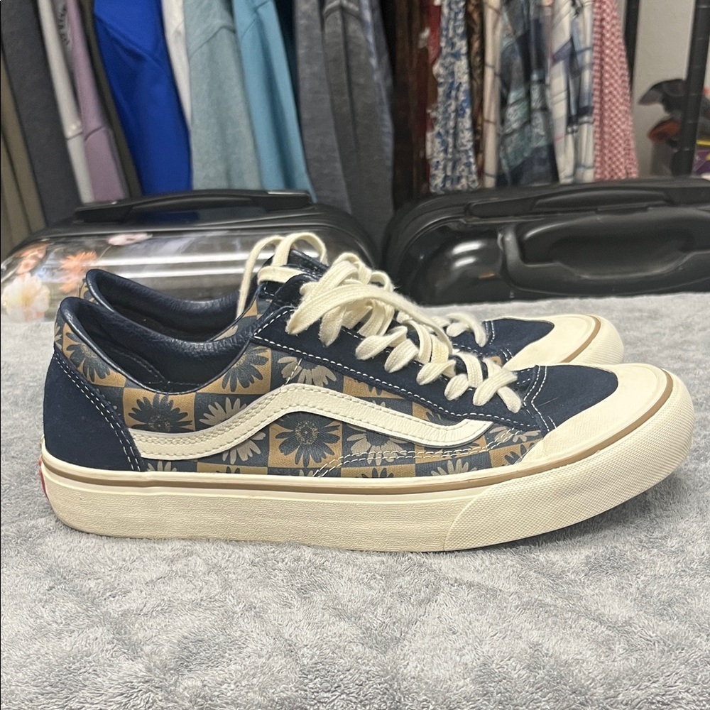 Vans Deacon 36 Navy and Tan Checkered Sunflower Pattern Men’s Size 10